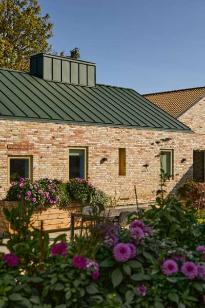 Green steel profiles set the framework for a rural family collective, Ølbyvej 178, 4623 Lille Skensved, Denmark